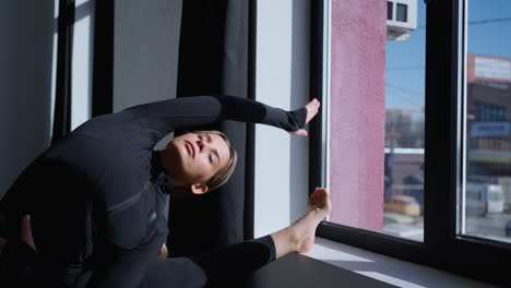 mujer haciendo ejercicios de estiramiento de yoga en un gimnasio