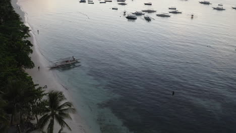 Toma-Cinematográfica-De-Drones-De-La-Puesta-De-Sol-En-Filipinas-Con-Una-Playa-Paradisíaca,-Un-Bosque-Tropical-Y-Barcos-En-El-Marco,-Asia,-Antena