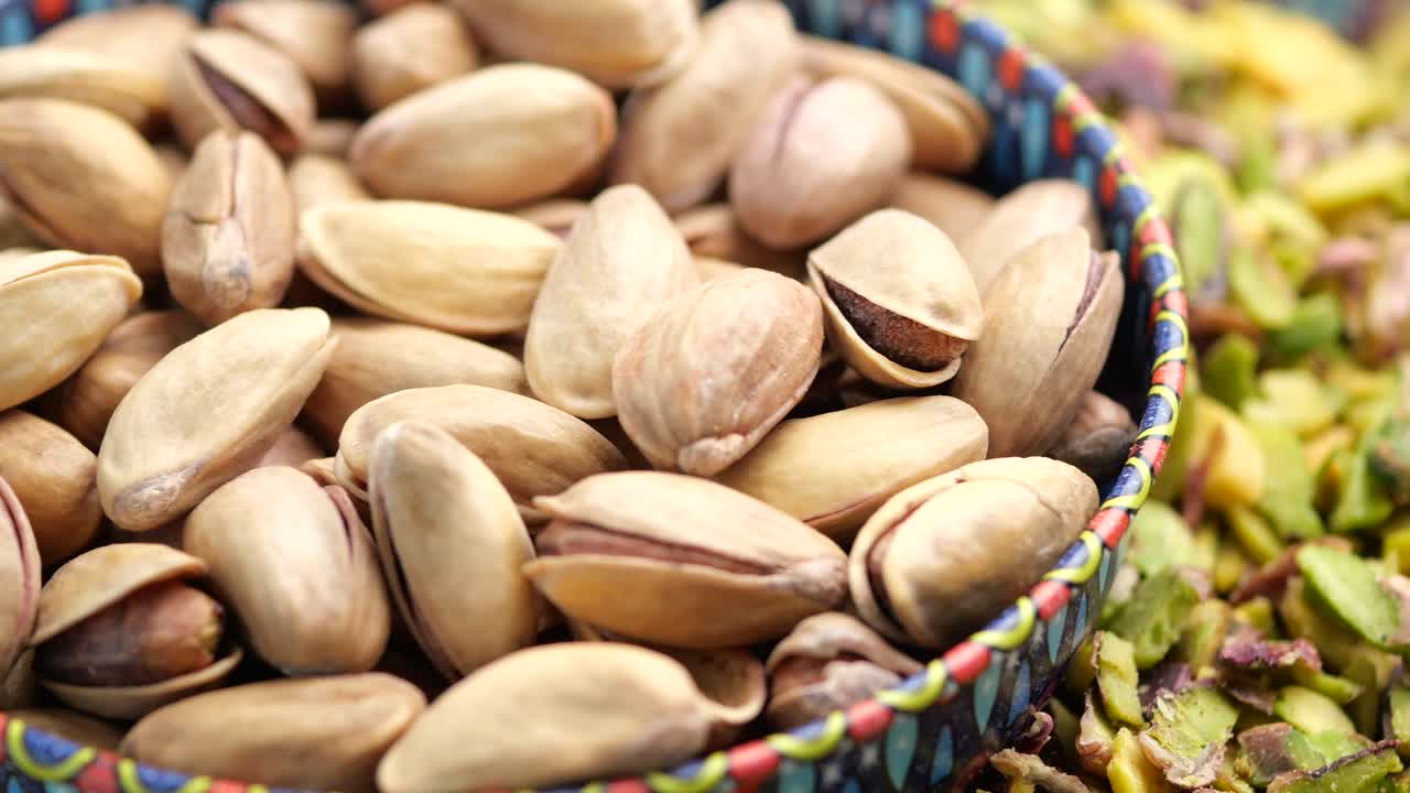 Primo piano di pistacchi interi e tritati