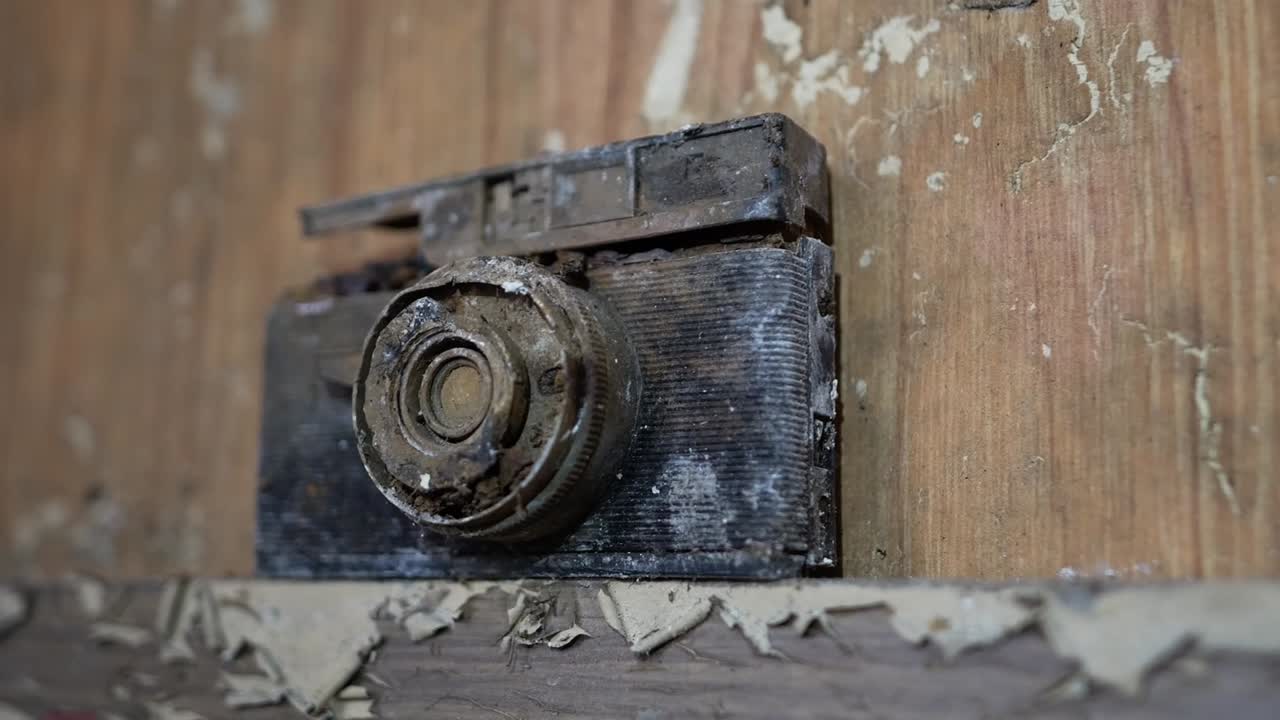 잃어버린 곳에서 오래된 은 카메라