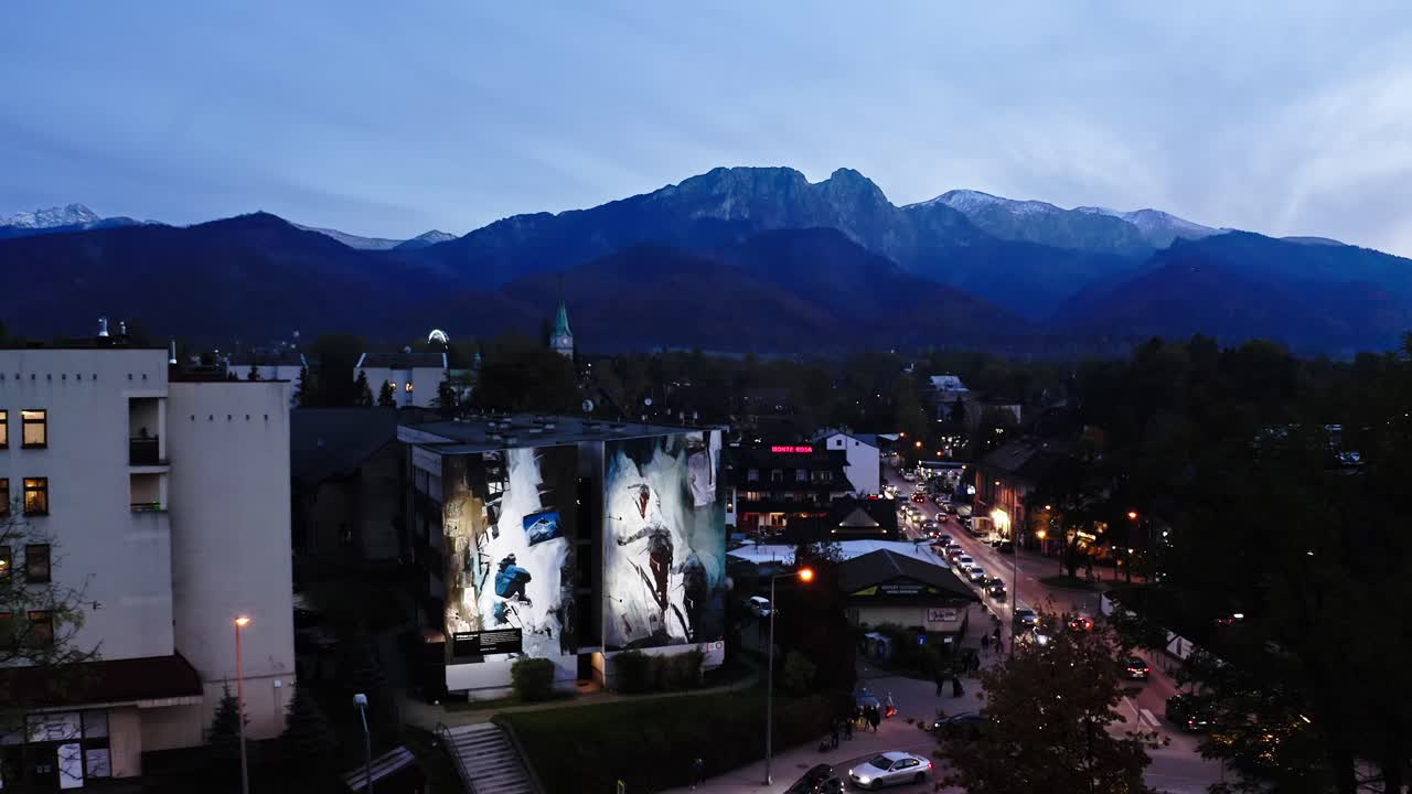 황혼에 산 마을 벽화