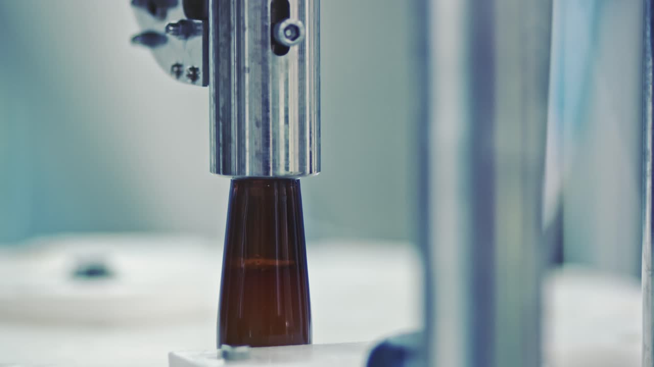 equipo moderno de embotellado de cerveza en taller de planta