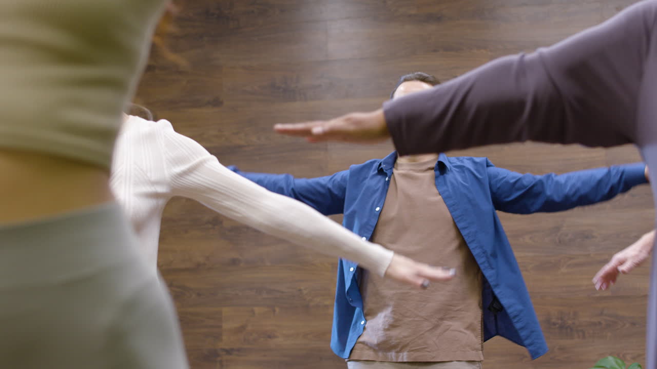 스윙 레슨을 받는 사람들