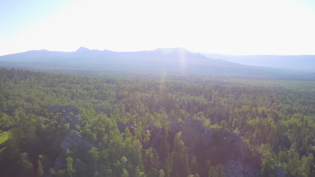 vista aérea de las montañas y el bosque