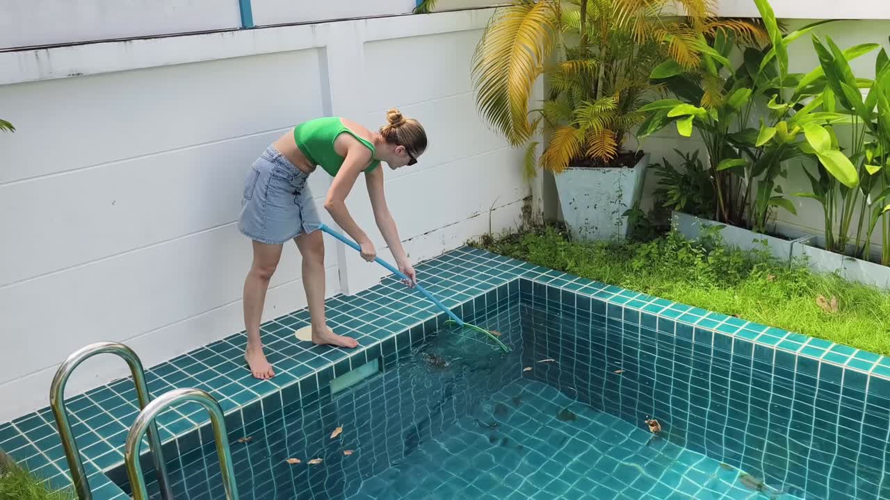 mujer limpiando una piscina