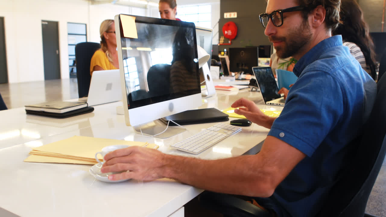 empresarios que interactúan y trabajan