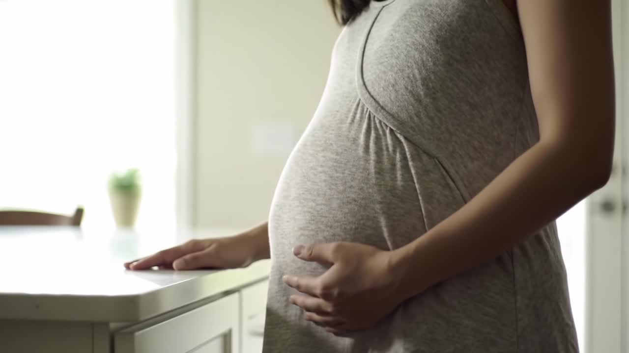 임신 한 여자는 그녀의 아랫 배를 만지고