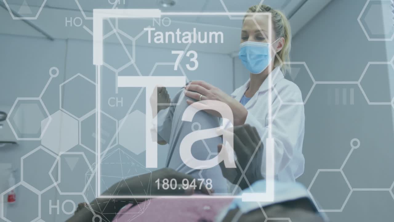 얼굴 마스크를 착용한 여성 물리치료사가 환자를 치료하는 기본 구조의 애니메이션