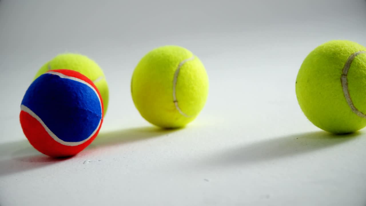 pelotas de tenis sobre un fondo blanco 4k