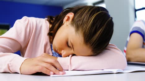 estudiante cansado durmiendo en el aula