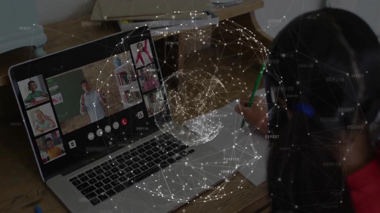 Studentessa che apre il laptop unendosi a una lezione di istruzione dal vivo, prendendo appunti mentre un globo di rete pulsa.