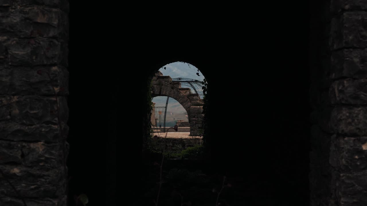 ciudad de gjirokaster en albania, lugares cinematográficos - sitio del patrimonio mundial de la unesco en 4k