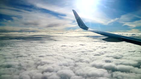 avión comercial cruza el cielo de las nubes celestiales