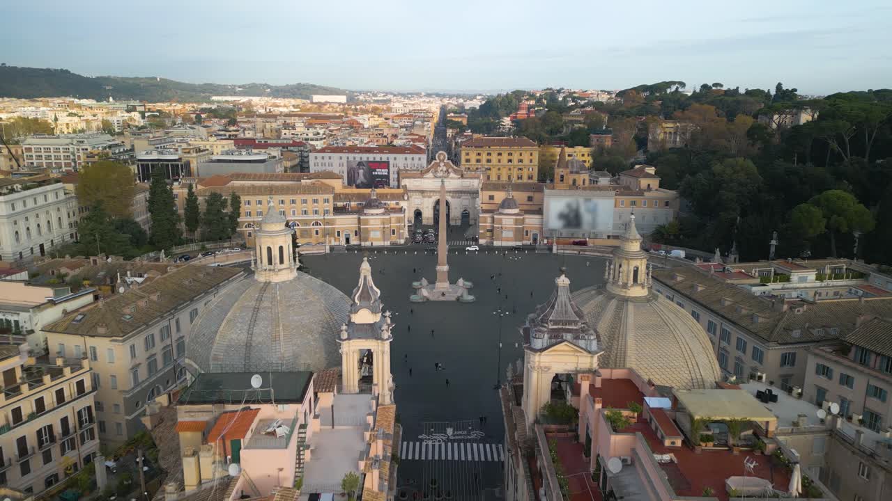 Ripresa aerea in allontanamento da Piazza del Popolo, che rivela le cupole di due chiese gemelle