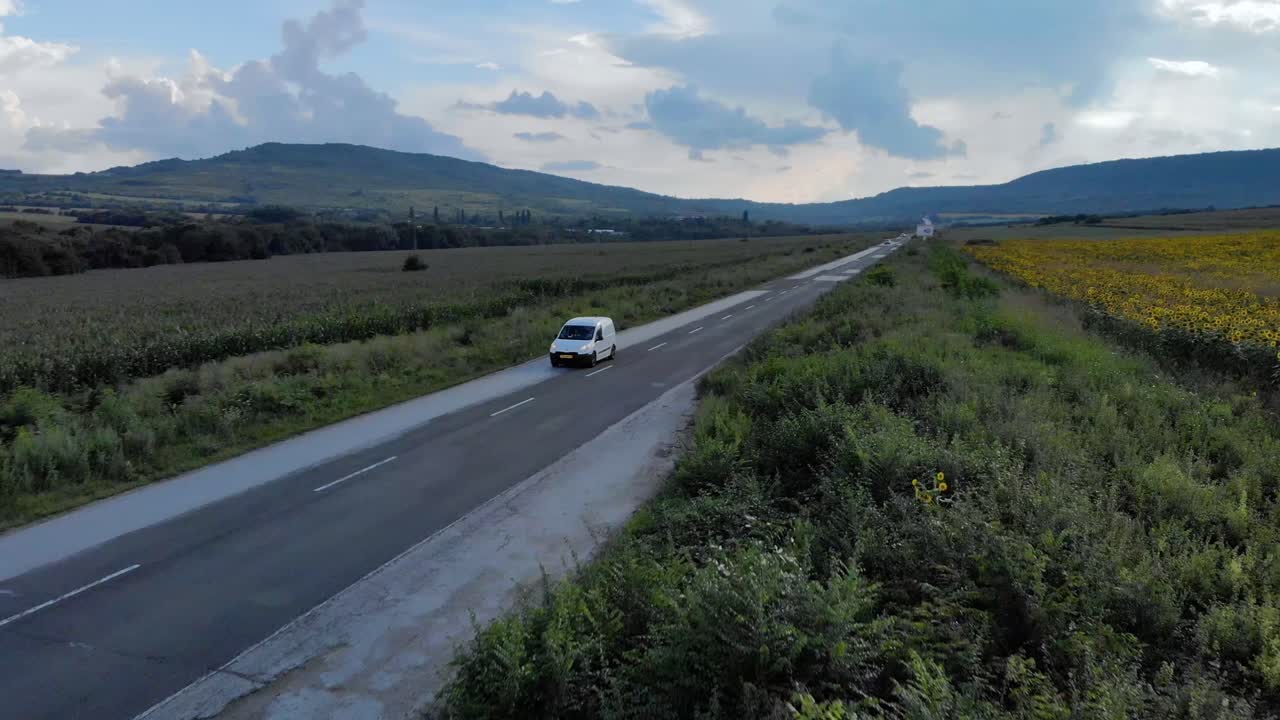 tráfico de carreteras y automóviles rodeado de tierras agrícolas - toma aérea