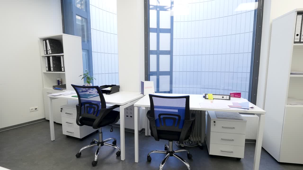 espacio de trabajo de oficina moderno con grandes ventanas