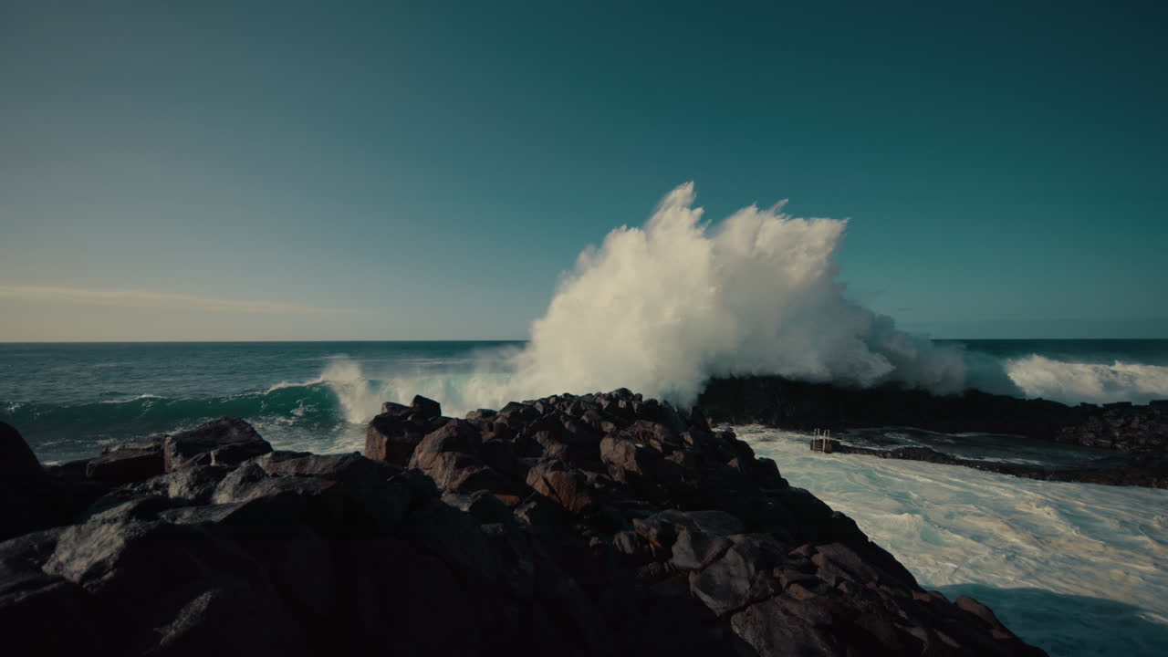 poderosas olas del océano chocando contra las rocas