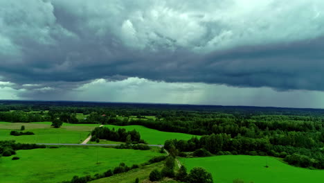volando sobre un campo verde y exuberante en europa en un día nublado