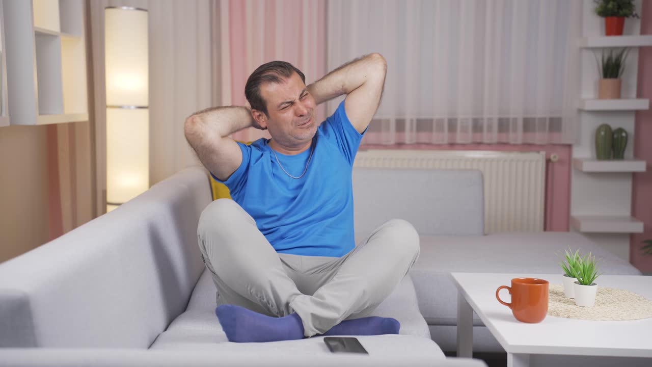 ⁇ 을 흘리는 남자는  ⁇ 새가 나고 모욕적입니다.