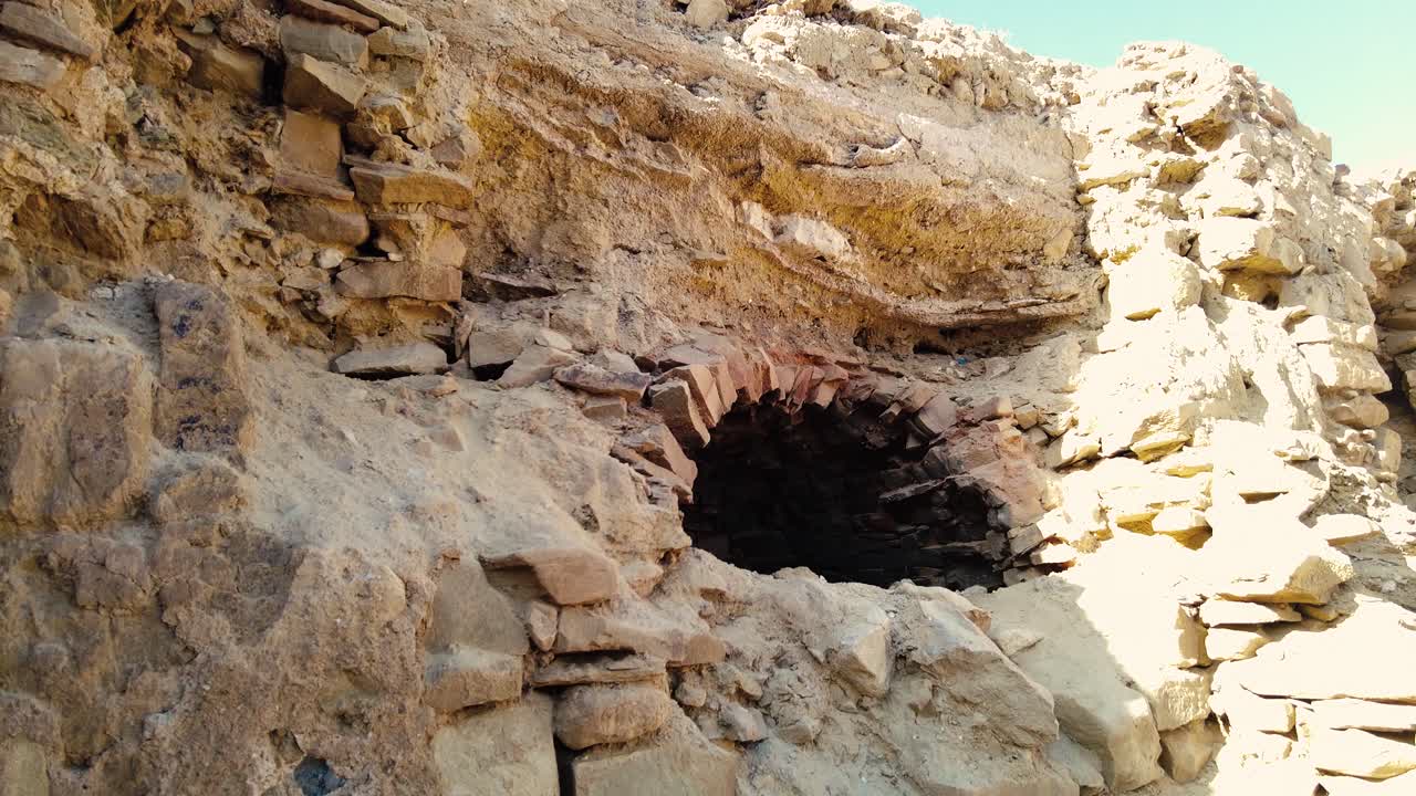 포스트 아포칼립스적 환경 에서 폐허 가 된 집 들 이 있는 협곡