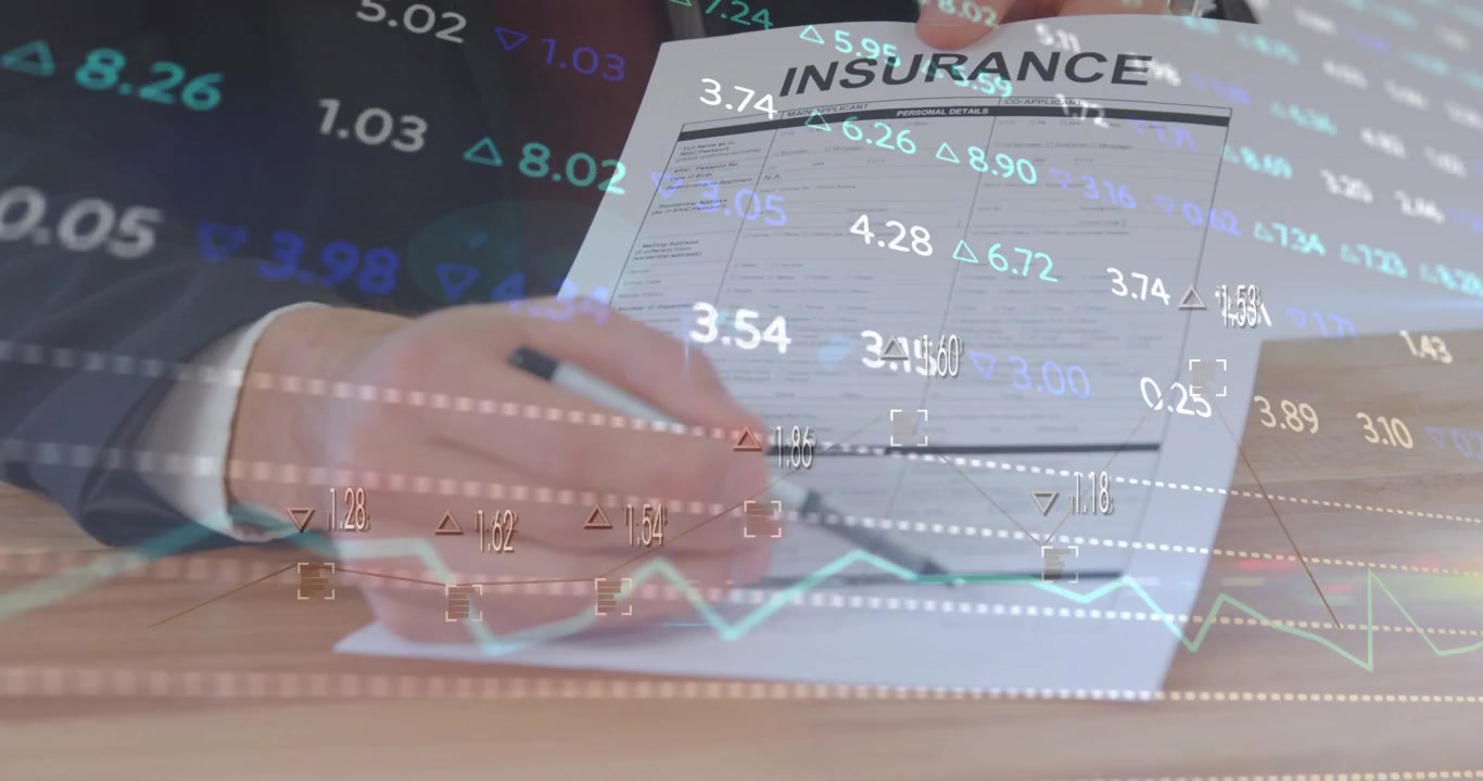 Animazione di elaborazione dati finanziari su un uomo d'affari caucasico con polizza assicurativa