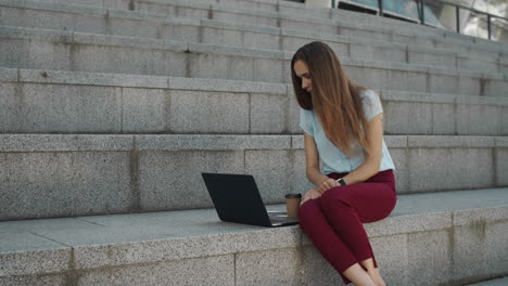 mujer de negocios disgustada teniendo una conversación en línea en una computadora portátil