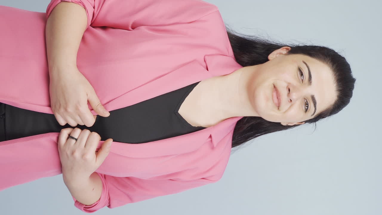 video vertical de una mujer de negocios segura de sí misma.