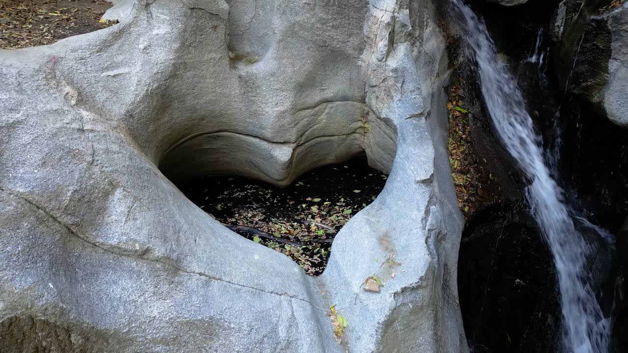 캘리포니아의 크레스트라인 (crestline) 에서 하트 록을 중심으로 회전하는 - 흐르는 폭포와 함께 자연적인 바위 형성