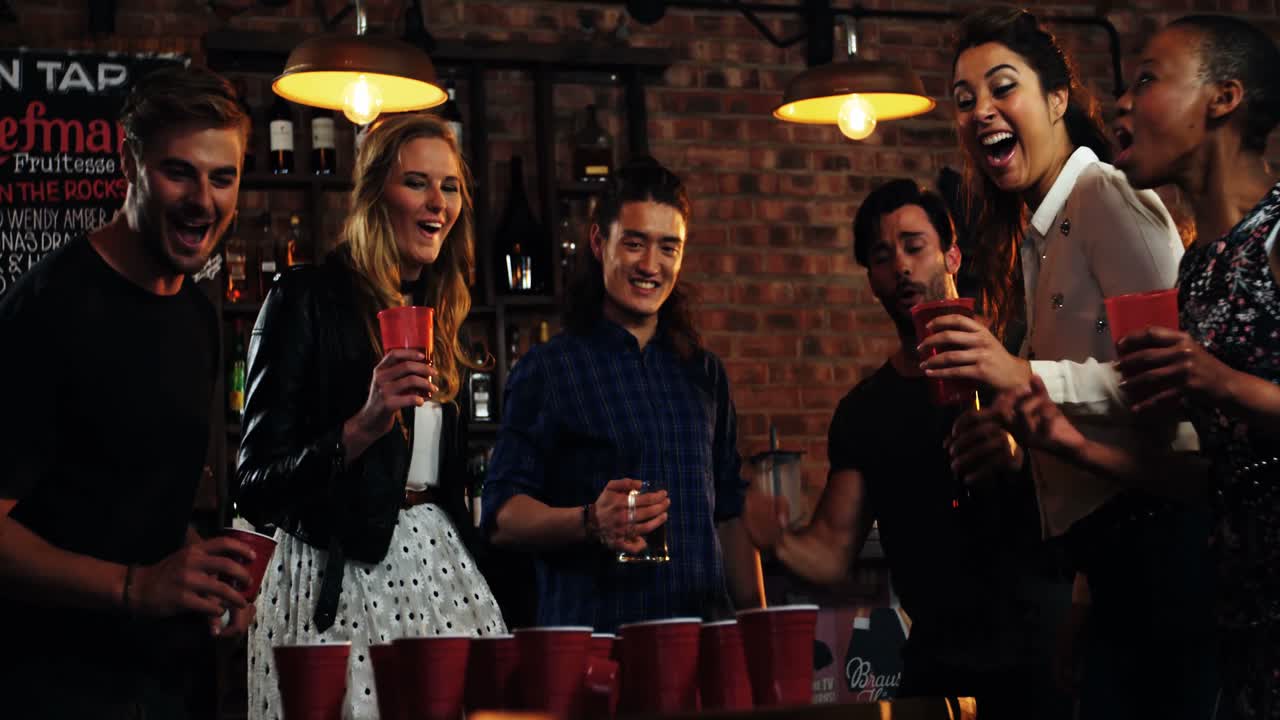 amici che giocano a palla al bar