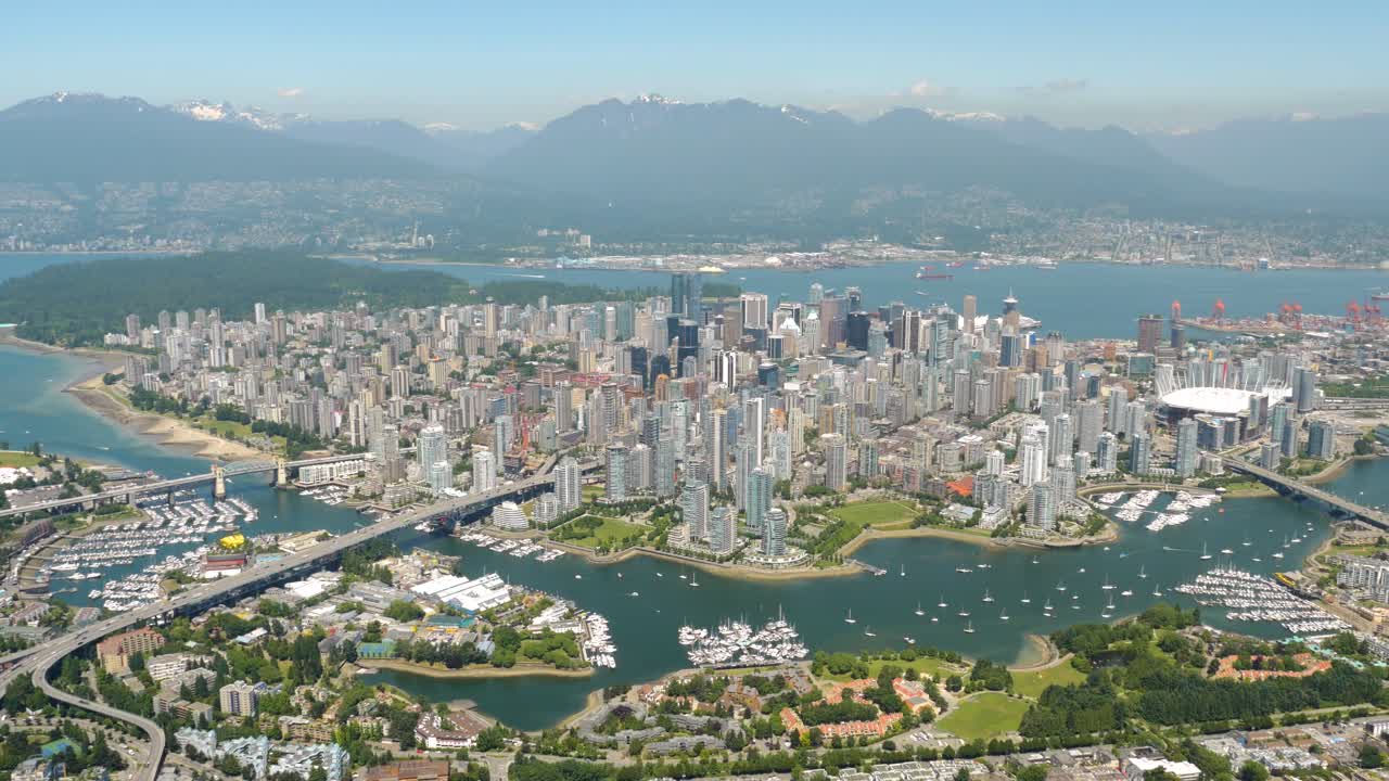 experimente la impresionante belleza de vancouver, bc, como nunca antes con estas impresionantes imágenes aéreas que muestran el icónico horizonte de la ciudad, las pintorescas montañas y los resplandecientes canales