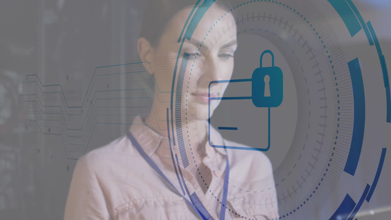 animación de carpeta y candado y procesamiento de datos sobre mujer de negocios caucásica por servidores informáticos