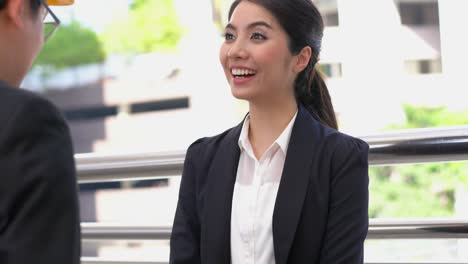 mujer de negocios e ingeniero que se reúnen. concepto de construcción, acuerdo, asociación, trabajo en equipo y relación.