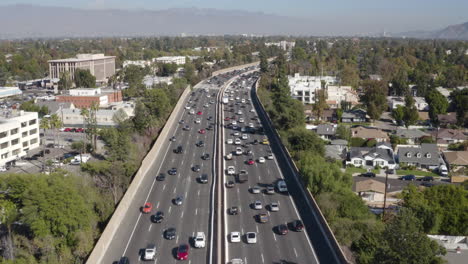 Volando-Por-Encima-Del-Tráfico-En-La-Autopista-101-En-Los-ángeles