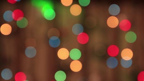 luces multicolores festivas raras se mueven en la oscuridad con un rayo verde lento.