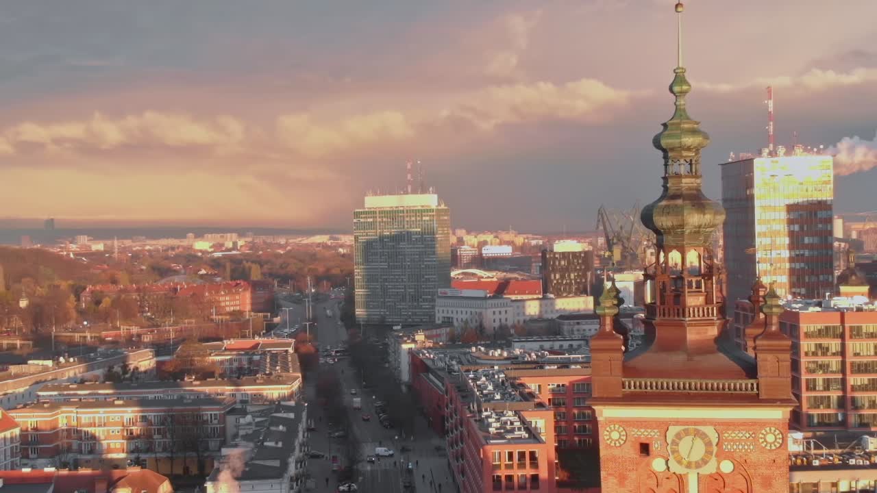 Bâtiments historiques et ligne d'horizon de Gdansk au coucher du soleil.