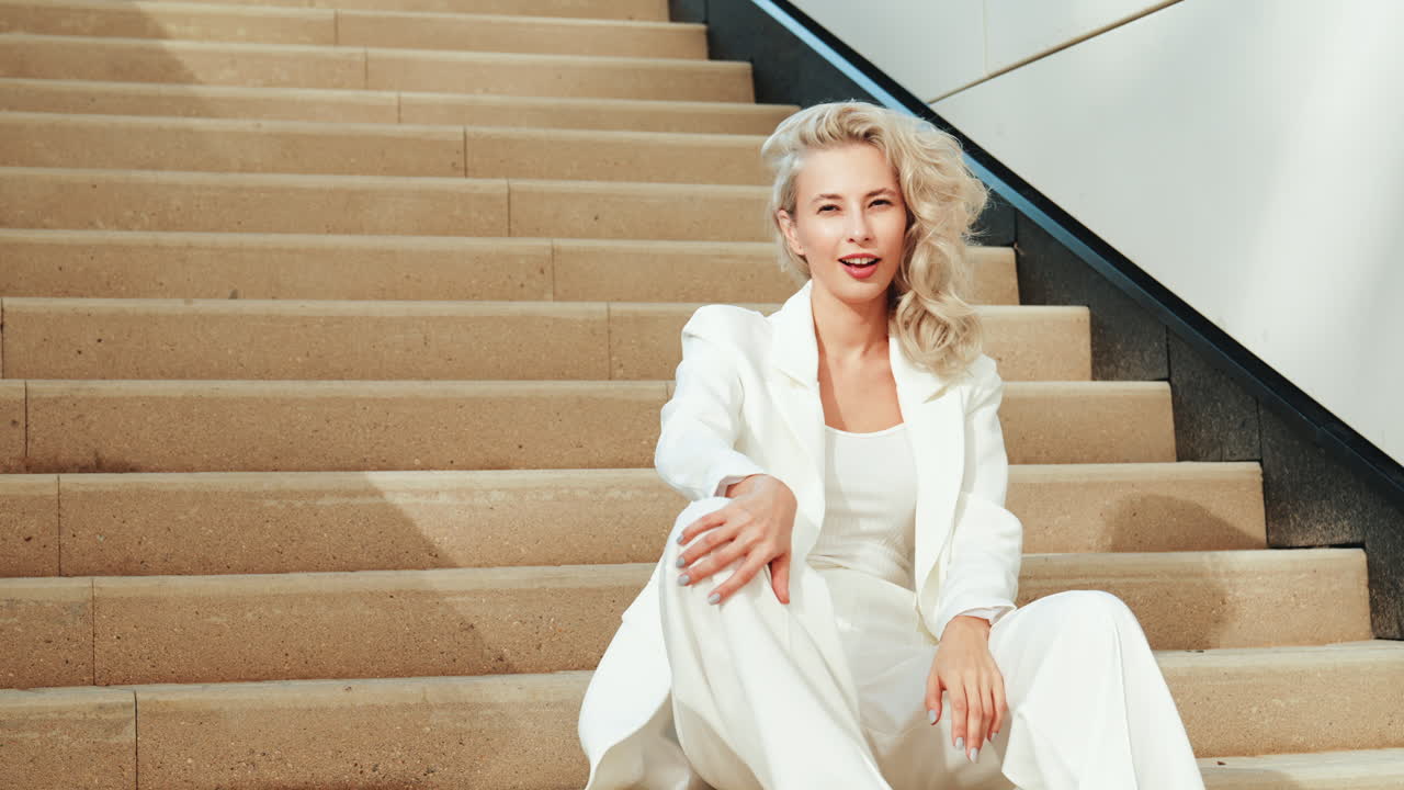 계단 에 색 바지 의 스타일리시 한 여자