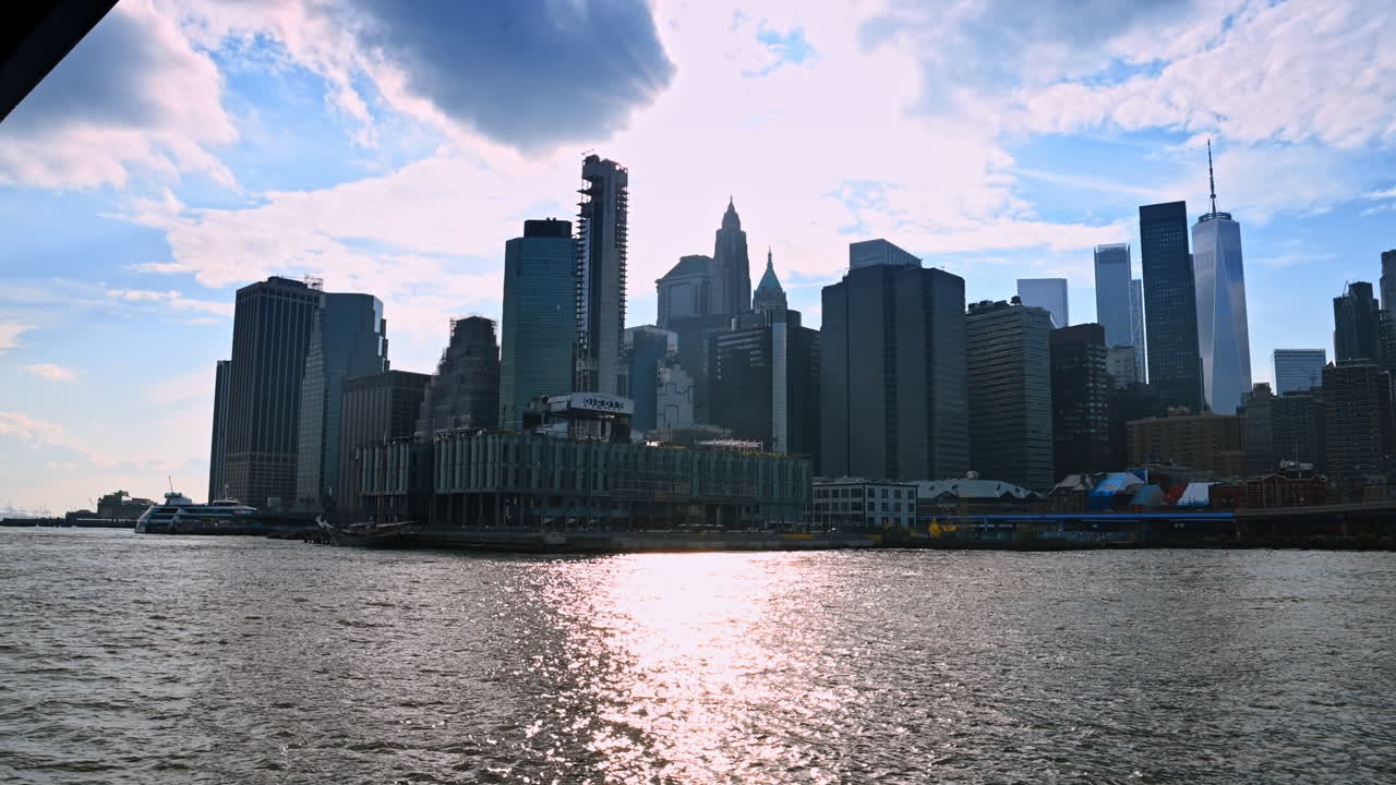 Gruppo di grattacieli uno vicino all'altro. Architettura moderna di New York, USA, vista dal paesaggio acquatico dell'East River