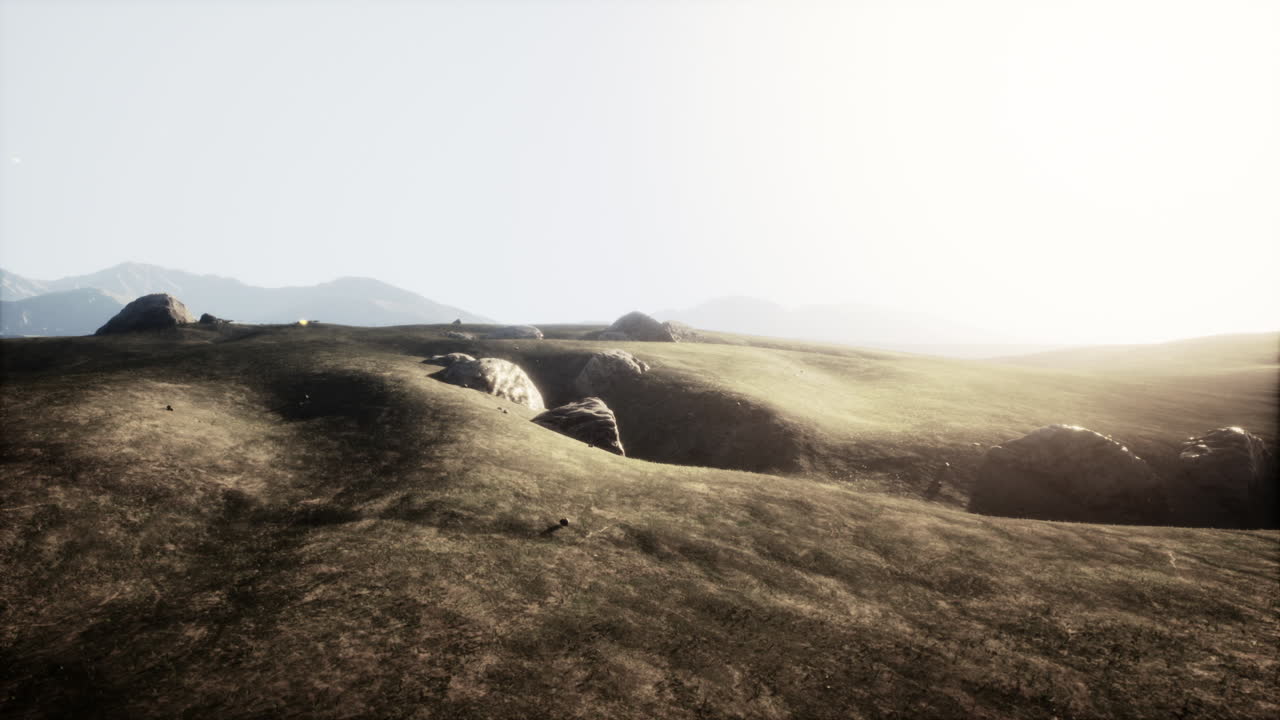 paisaje sereno con afloramientos rocosos al anochecer en una región montañosa