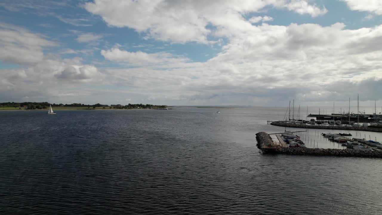 여름에 덴마크에 있는 아름다운 항구의 공중 비행 - 돌리 샷