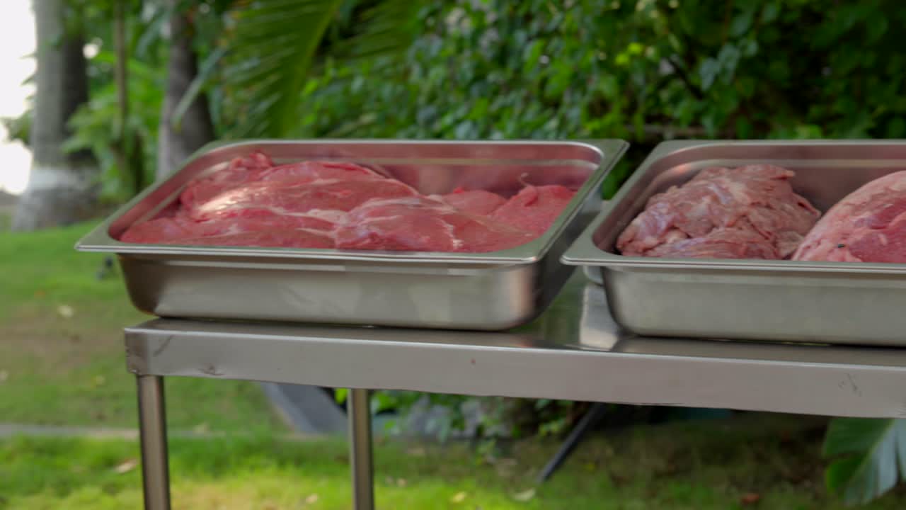 parrillas de barbacoa rogando para cocinar carne cruda cebolla salchicha chorizo salchicha en la fiesta de picnic latino mexicano chill premium disfrutar de la amistad paning medio tiro
