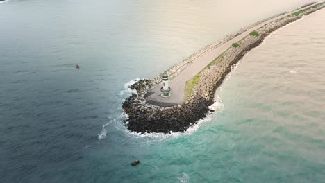 farol do molhe da barra de itajaí, santa catarina, brazil의 등대를 돌고 있는 조감도