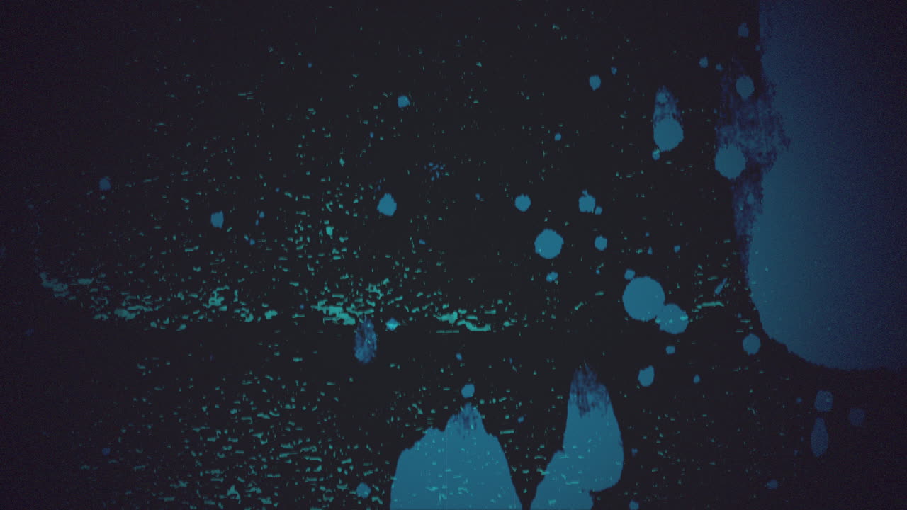 신비한 어두운 배경과 수수께끼의 파란 반점이 있습니다.