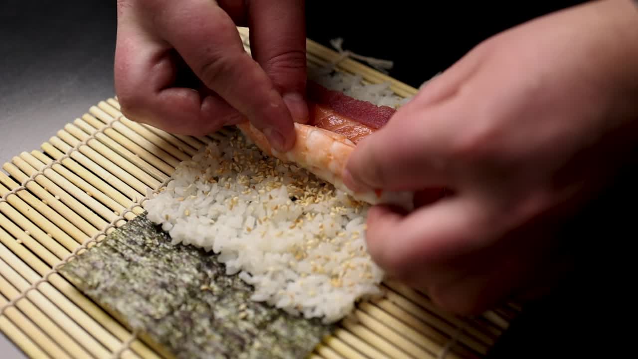 haciendo sushi