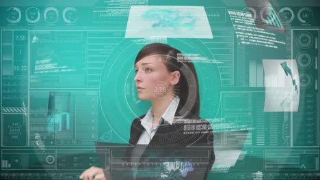 mujer de negocios tocando la pantalla futurista
