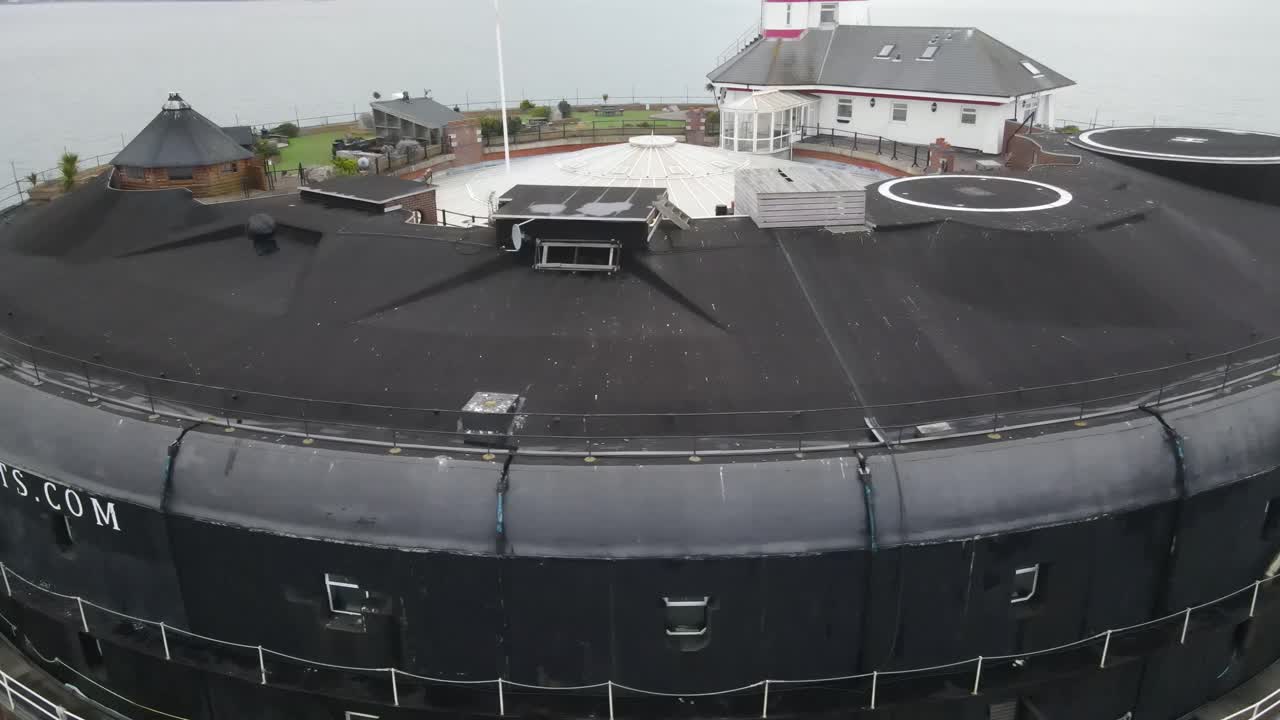 vuelo aéreo de drones de 4k 30fps alrededor de sol fort en la isla de wight que muestra el faro y los jardines en el mar-2