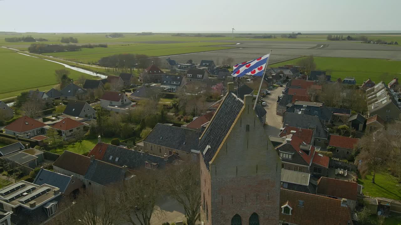 Historisk landsby og kirkegård med jordbruksland, luftfoto, Pingjum, Friesland