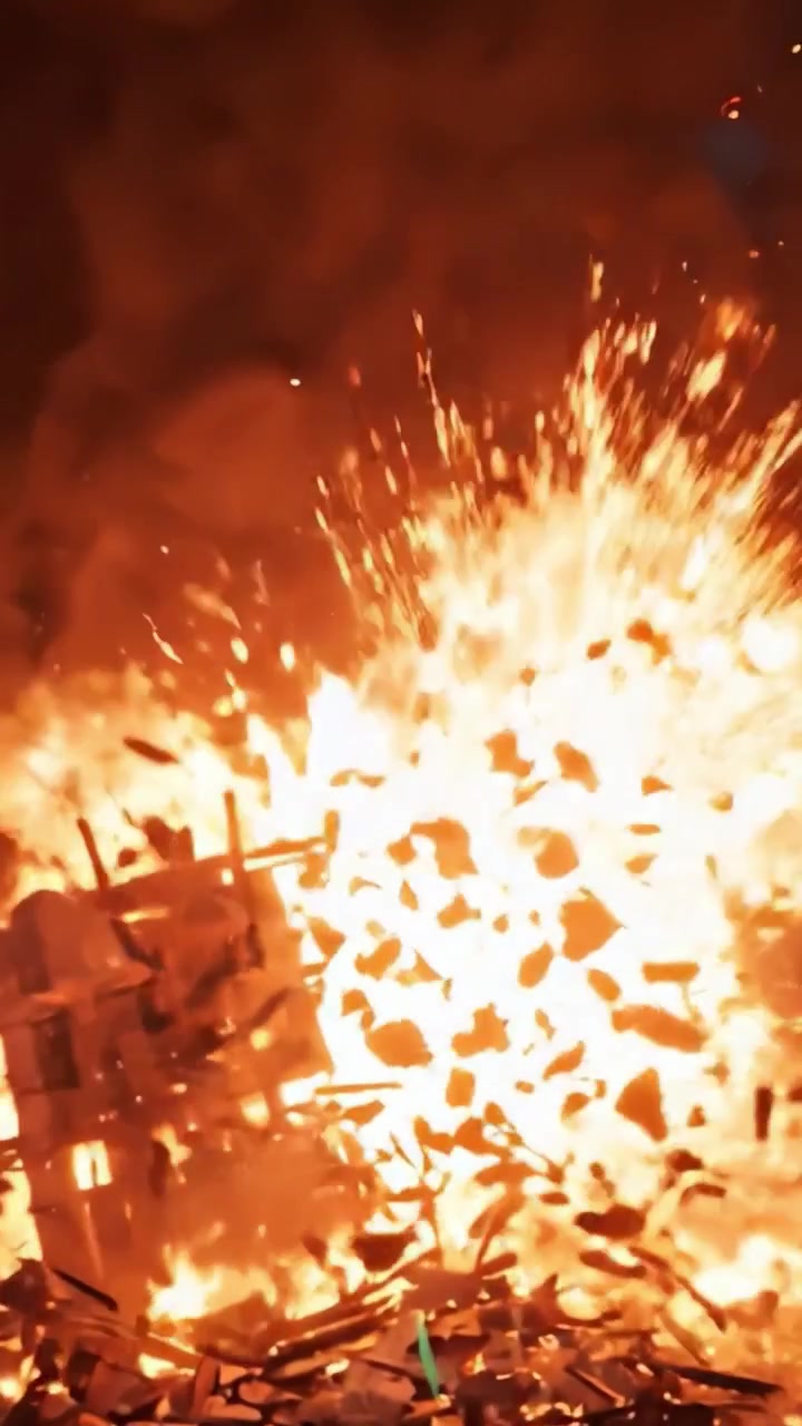Inferno intenso: una dimostrazione accattivante di distruzione e caos da una scena di incendio che raffigura fiamme, fumo e detriti carbonizzati.