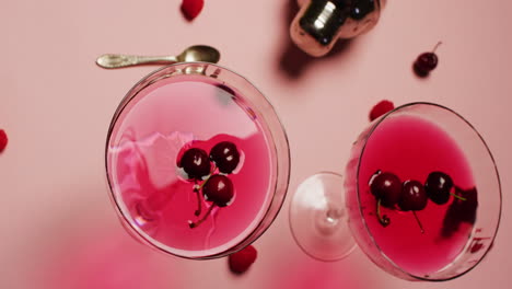 cerrar las bebidas con cerezas y batidor sobre fondo blanco
