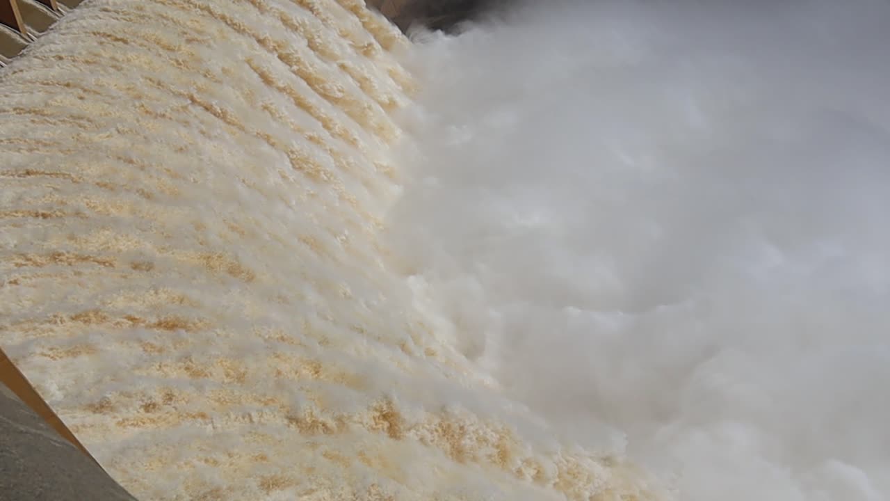 저수지 여수로 4k 30fps에서 돌진하고 격노하는 물