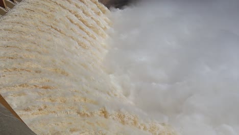 agua precipitada y embravecida de un aliviadero de depósito 4k 30fps